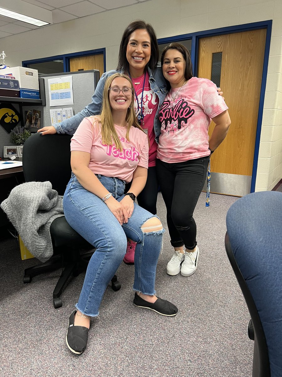 cguzman2420's tweet photo. Happy Homecoming Week! ¡Vamos Gatos! @wheeling_stuco @Wheeling_Cats #whs #makeitmatter https://t.co/UmaPO6630k