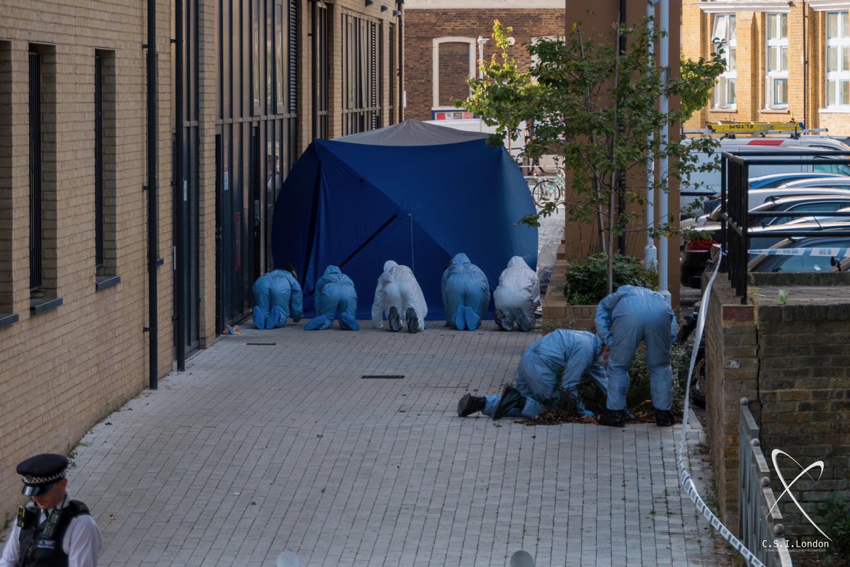 csi_london's tweet photo. @CrimeLdn @ScarcityStudios @999London @uknip247 @obbsie @MPSWandsworth #Guncrime #AnotherLifeLost @CRMDaily_
6/10/23 #MurderInvestigation-#Fatal #Shooting-Male in 20s. Shuttleworth Road, #Battersea, #Wandsworth #SW11.
Video: https://t.co/c7opUZ3Tfm https://t.co/U90PO6XUYf