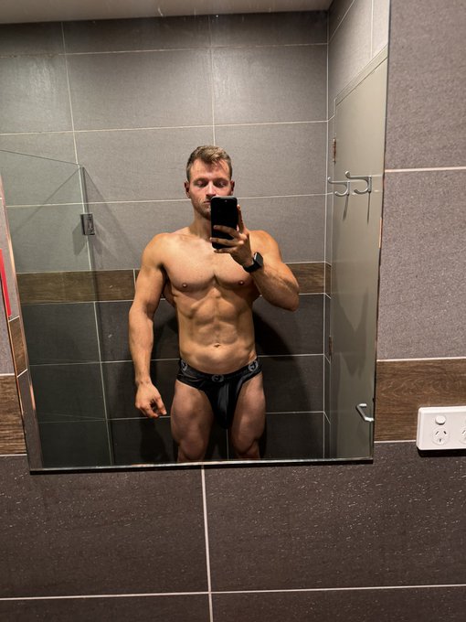 Fuck I love leg day&hellip; what&rsquo;s your favorite muscle group to train? 😈 https://t.co/dV0GpXFN5u