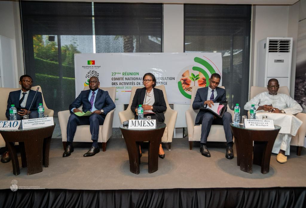 La mise en place d'un comité de dialogue social par les partenaires sociaux du secteur de la Microfinance a été saluée par le Chef de l'Etat SEM <a href="/Macky_Sall/">Macky Sall</a> lors de la cérémonie officielle de remise des Rapports 2020-2021-2022 sur l'état du dialogue social.

J'encourage les