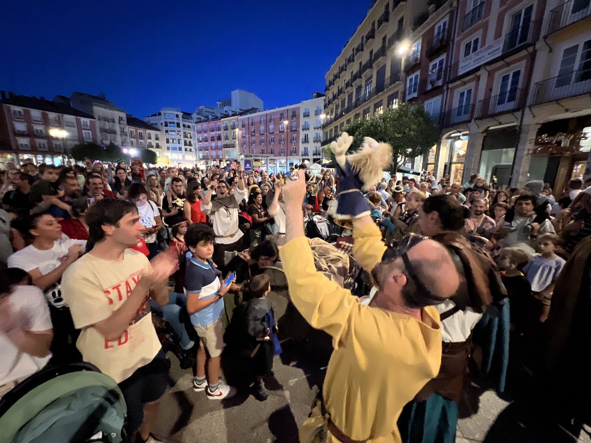 burgoscidiano's tweet photo. El viernes Cidiano no sería lo mismo sin el desfile infantil por las calles del centro de #Burgos

❤️ Cuanta ilusión, cuánto color, cuánto espíritu medieval ¡que viva el #BurgosCidiano! https://t.co/rgzvhbDlON