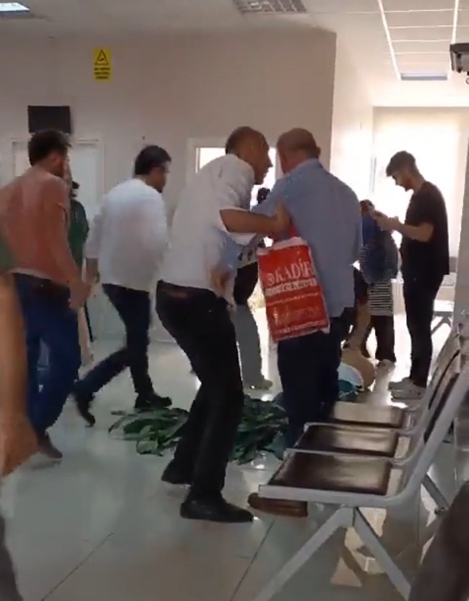 osmkya06's tweet photo. Kocaeli Fatih Mahallesi'ndeki ASM'yi basan grup, 3 doktoru öldüresiye dövüyor!

Doktorların elinde kırık, boynunda ve kasık bölgesinde ağır yaralanma olduğu iddia ediliyor.

Bu magandaların acilen tutuklanıp yargı önüne çıkartılmasını istiyoruz. Sn @drfahrettinkoca https://t.co/LPwOB1uSEt