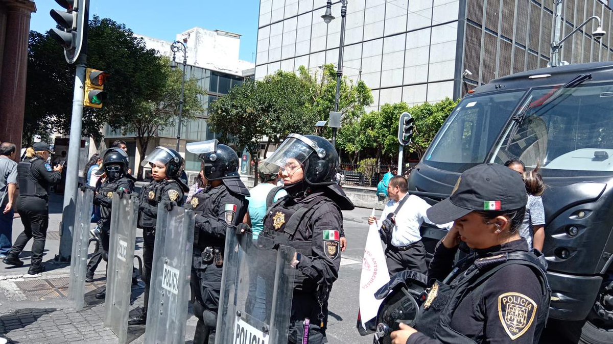 #MorenaReprimeEnLaCDMX
Y golpea a quien se atreve a exigirle que cumpla con su deber de resolver los problemas sociales que desde su llegada al poder incrementan.  
<a href="/martibatres/">Martí Batres</a> 
<a href="/GobCDMX/">Gobierno de la Ciudad de México</a> 
<a href="/RicardoRuizSua2/">Ricardo Ruiz Suárez</a>