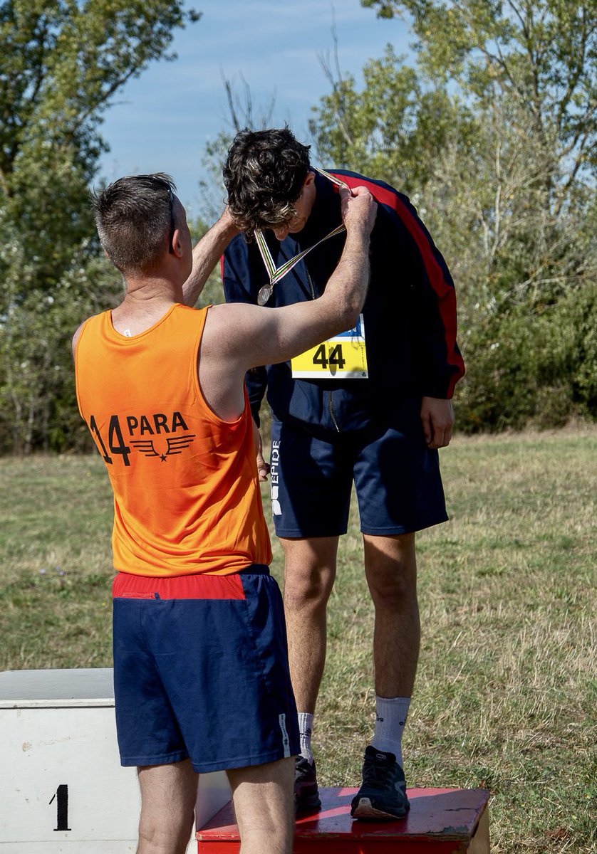 CDC_14eRISLP's tweet photo. Très heureux d’avoir participé aujourd’hui au cross de #EPIDE de Toulouse. Encourager nos jeunes citoyens en insertion professionnelle, leur donner le goût de l’effort, la volonté de toujours avancer : quel plus beau modèle que celui de l’armée de Terre ? https://t.co/YNSxBiSwvx
