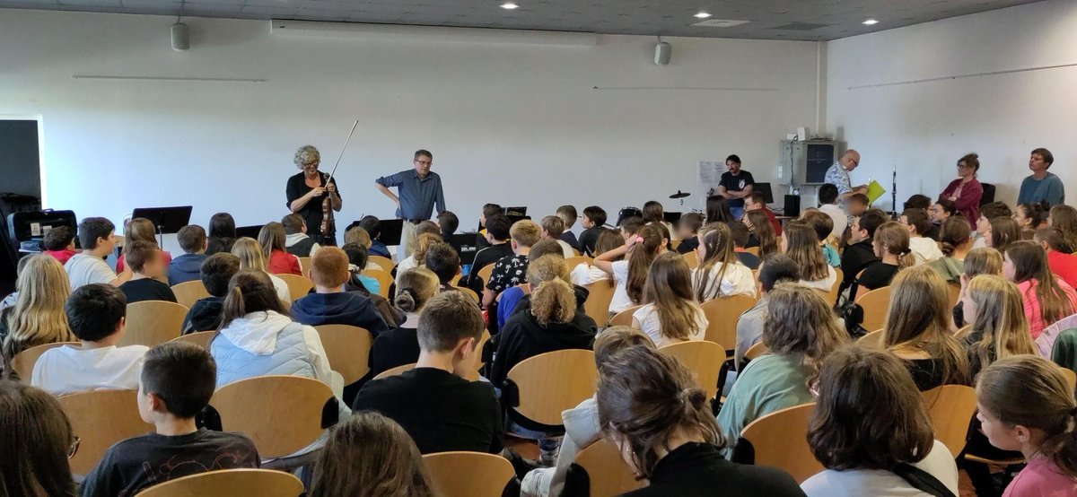 ClgFleury's tweet photo. 06/10 Présentation d'instruments par le conservatoire de Charleval à l'intention des 6° 
Batterie, clarinette, piano, violon expliqués en quelques mots et quelques notes 🎶🎸🎹🎻🎼 https://t.co/0dpqp974j1