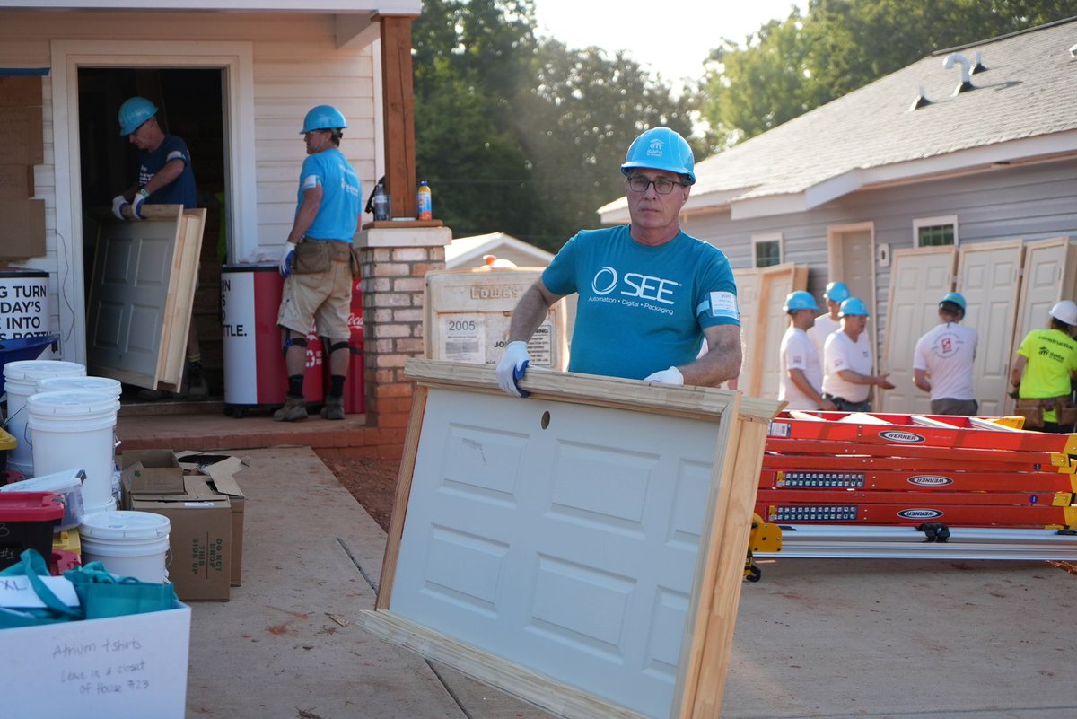 Sealed_Air's tweet image. 40 SEE employees from our global corporate headquarters in Charlotte roll up their sleeves and volunteer for this year’s Habitat for Humanity Jimmy &amp;amp; Rosalynn Carter Work Project. #CarterWorkProject