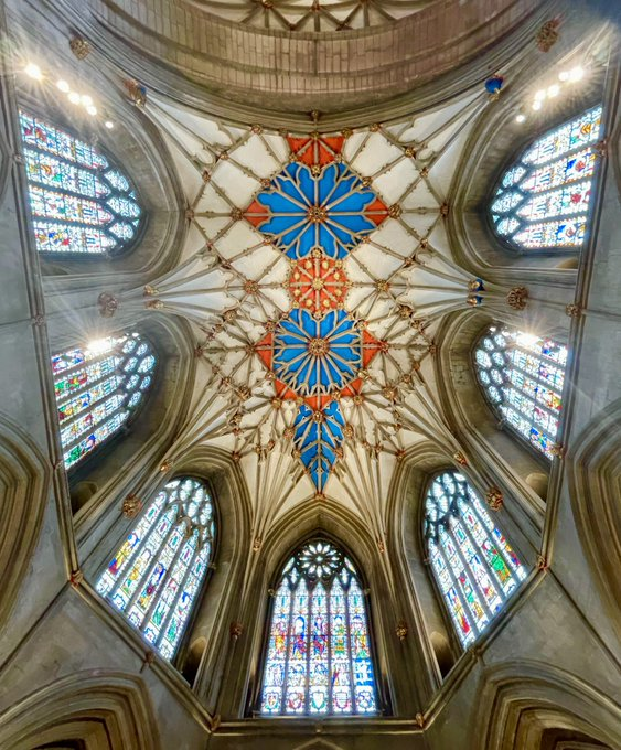nutalapi's tweet image. The sanctuary vault Tewkesbury Abbey. In the centre we can see the ‘suns’ of York, added by Edward iv after his crushing victory over the Lancastrians at Tewkesbury in 1471