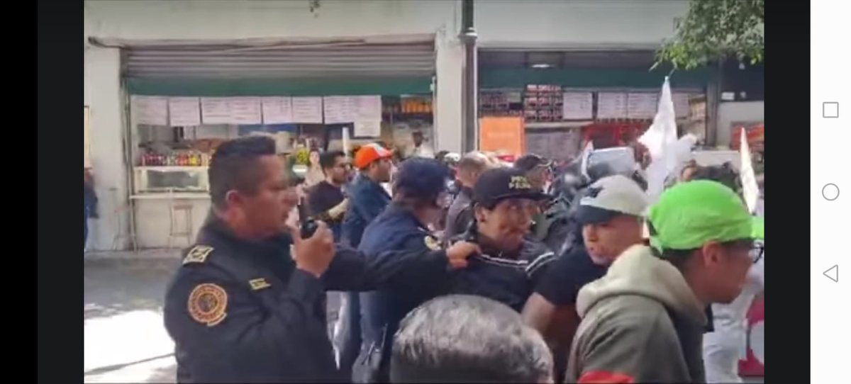 Ya se vio que a Morena no le agrada que la gente se presente a pedir resolver los problemas de vivienda, que de antemano sabemos, le corresponde al gobierno #MorenaReprimeEnLaCDMX