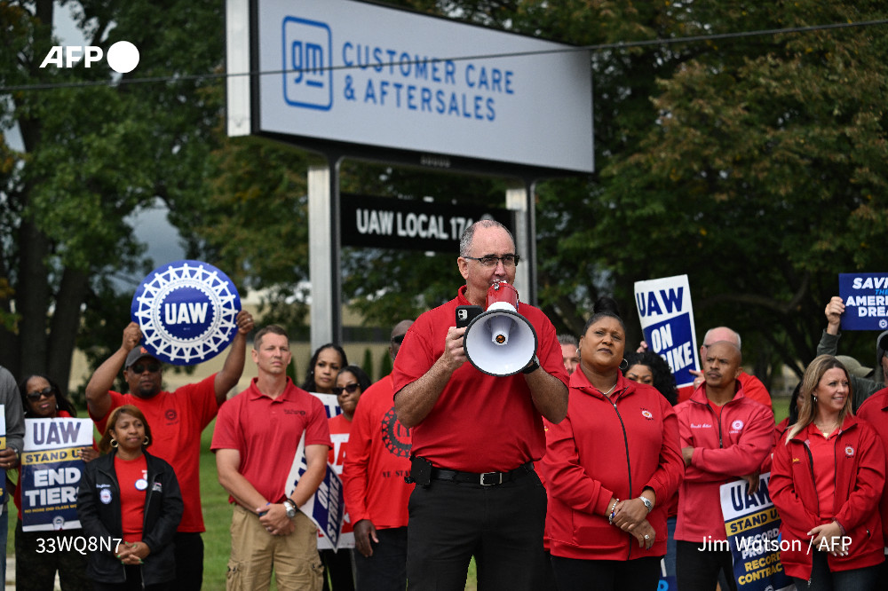 Citing last-minute progress in talks, the head of the US auto workers' union said Friday the labor group would maintain its current strike -- but not expand it to other plants this week.

u.afp.com/5kr8 by <a href="/JohnBiers1/">John Biers</a>