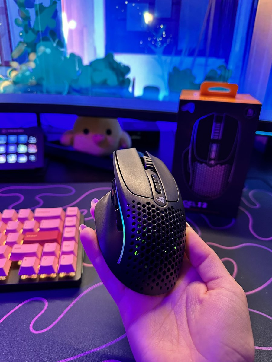 PurfectLioness's tweet photo. Big shoutout to @Glorious for sending me the all new Model I2! Absolutely LOVE it’s design and having more buttons! I’m obsessed 🤩 Get yours now down below 👇
#glorious #modeli2 https://t.co/DCulKTUcpH