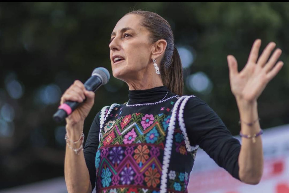 AmloverDama's tweet photo. Claudia Sheinbaum dará un mensaje a la comunidad migrante desde La Placita Olvera en Los Ángeles, California. #PaisanoVota https://t.co/WCRYGHPOYb