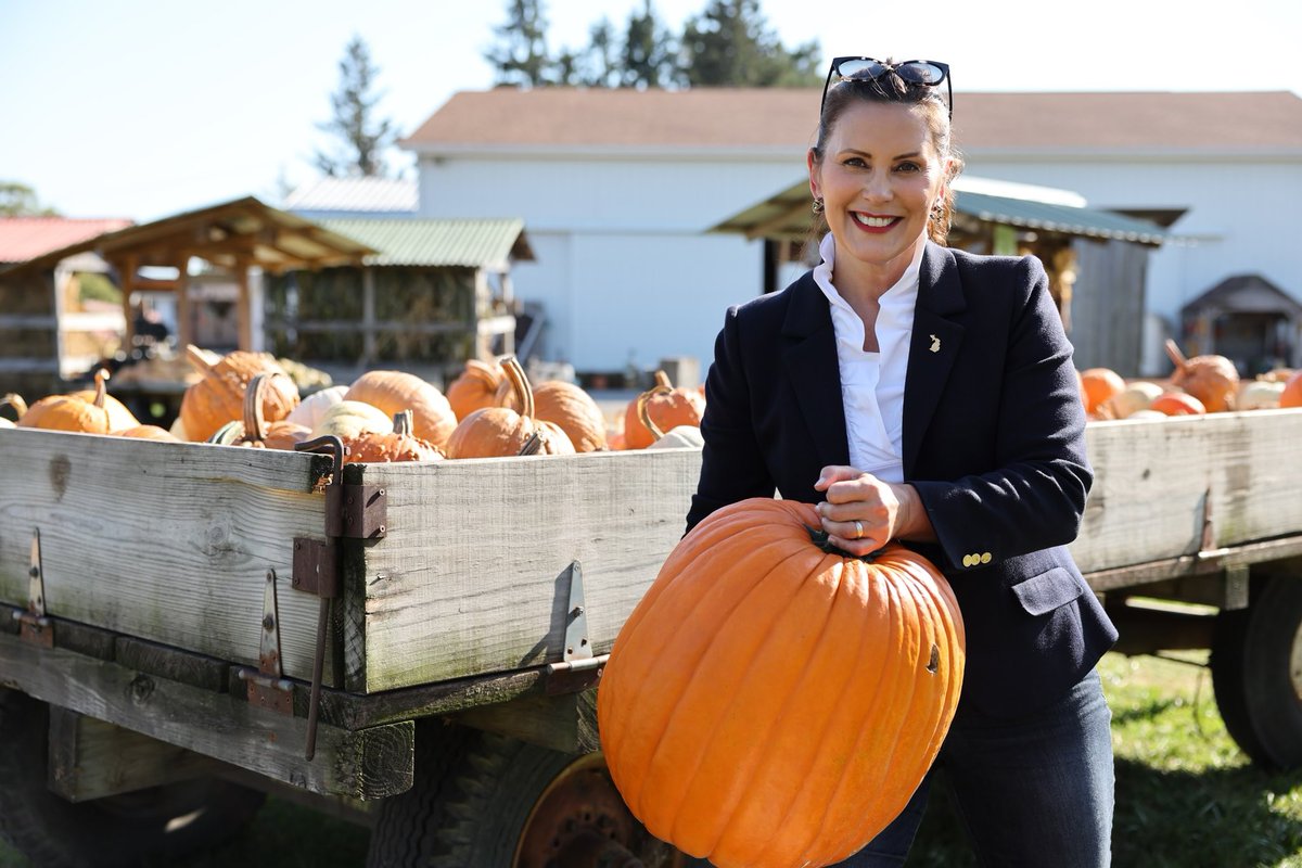 GovWhitmer's tweet image. Look at this big a$$ pumpkin!
Thanks to my new pals at Johnson’s Pumpkin Farm for helping me pick the perfect Michigan-grown gourd!