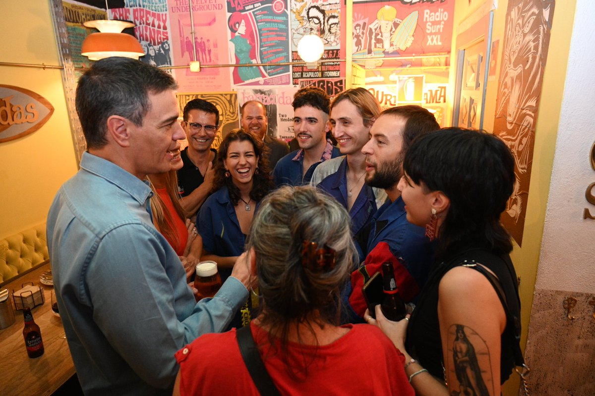 Qué ambientazo en la sala <a href="/LemonrockGr/">lemonrockgranada</a> de Granada.

La música de muchos de los que están aquí me ha acompañado toda la vida.

Y además he descubierto nuevos grupos que, desde ya, pasan a mi 'playlist'.

Un lujo y una noche espectacular.