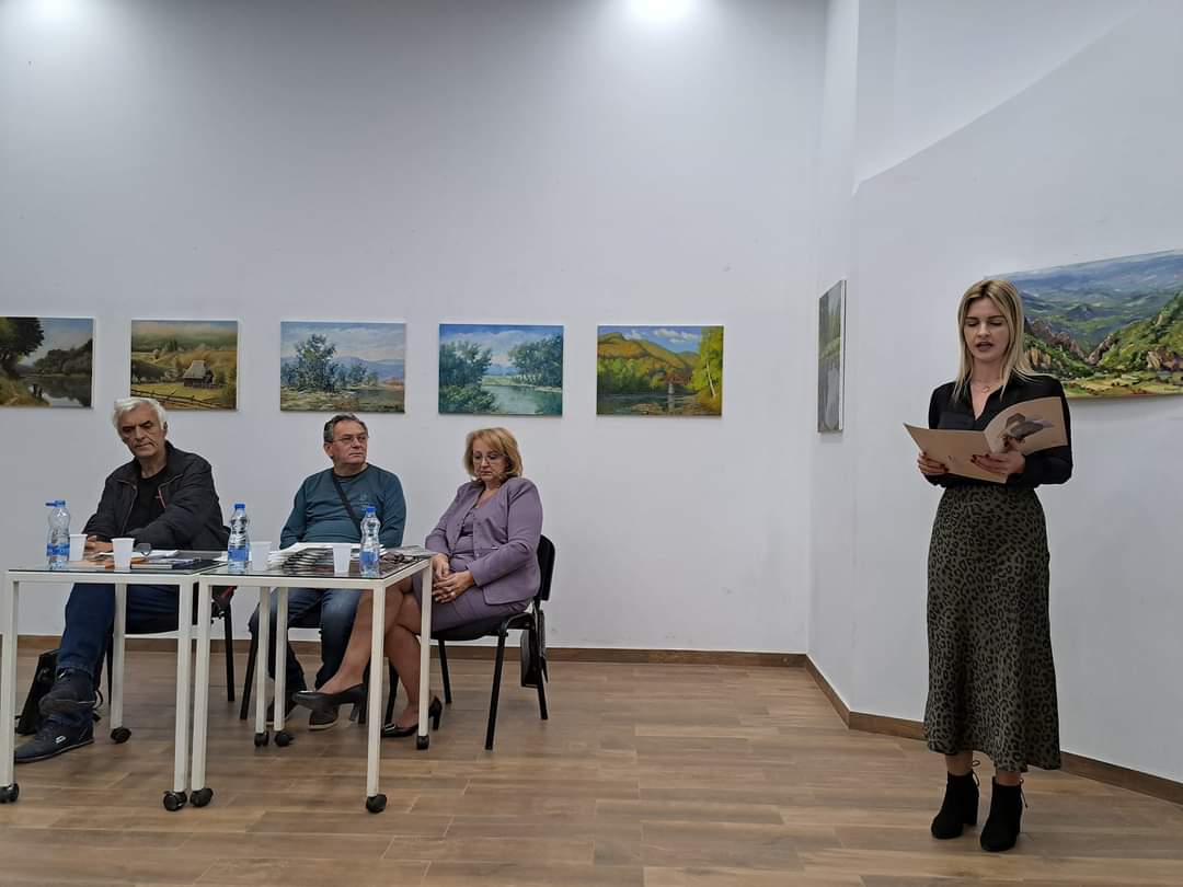 drinainfo's tweet photo. У оквиру другог дана манифестације „Дани Раче украј Дрине“ љубитељима поезије представљен је Зборник радова „Кипријанов кладенац IX“ у издању Народне библиотеке "Милош Требињац". 

Зборник обухвата песме са конкурса реализованог од стране удужења књижевника „Кипријан Рачанин“. https://t.co/lRfEoygU0R