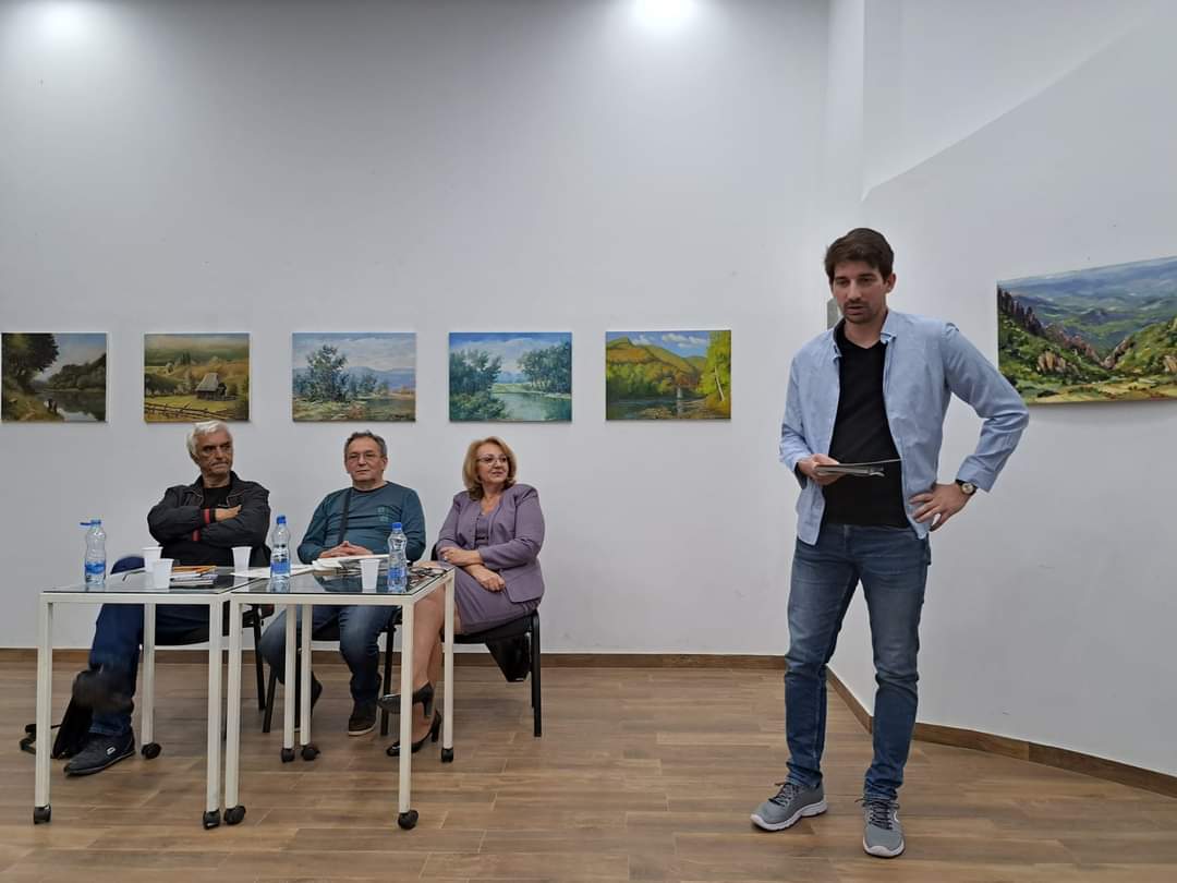 drinainfo's tweet photo. У оквиру другог дана манифестације „Дани Раче украј Дрине“ љубитељима поезије представљен је Зборник радова „Кипријанов кладенац IX“ у издању Народне библиотеке "Милош Требињац". 

Зборник обухвата песме са конкурса реализованог од стране удужења књижевника „Кипријан Рачанин“. https://t.co/lRfEoygU0R