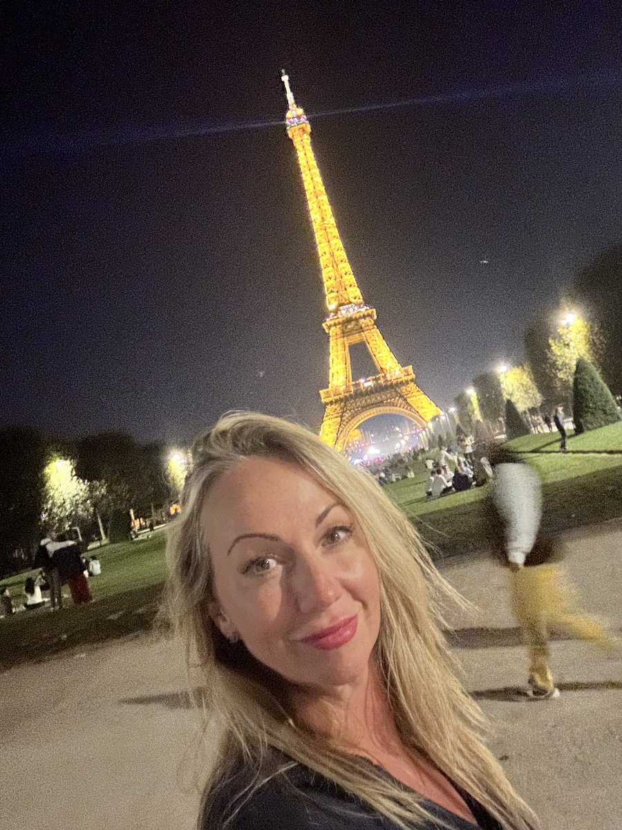 jod_star27's tweet photo. Hi @KrisJenner I’m in Paris right now. Where you at? Call me😘 https://t.co/sgtCDVJfFi
