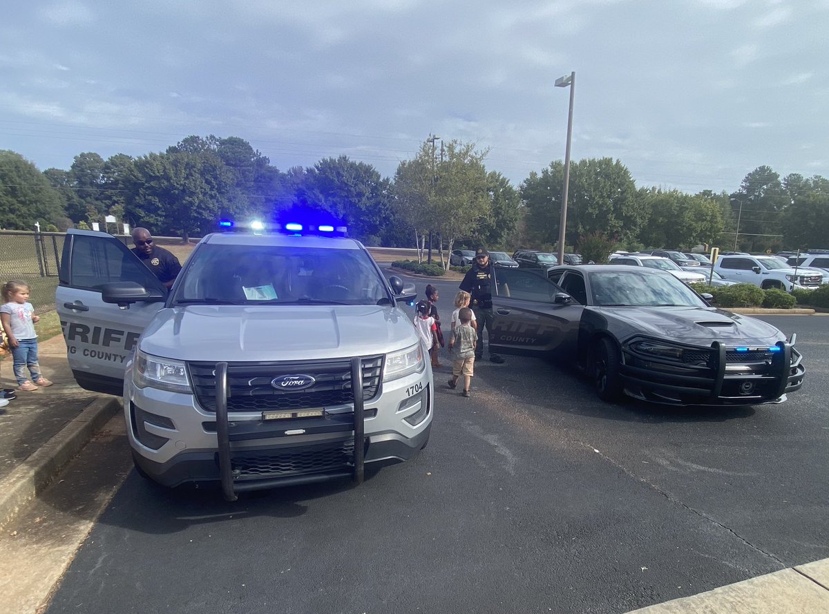 henznest73's tweet photo. We were so excited to have Christina Thompson from Brightmoor Nursing Home come read to our classes as we celebrated Pre-K week. Officers Gray and Slaughter took time out of their busy day to share how they help our community. #FirstClassLeaders Β #GaPreKWeek #NationalPreKWeek https://t.co/3CD4Kw4yex