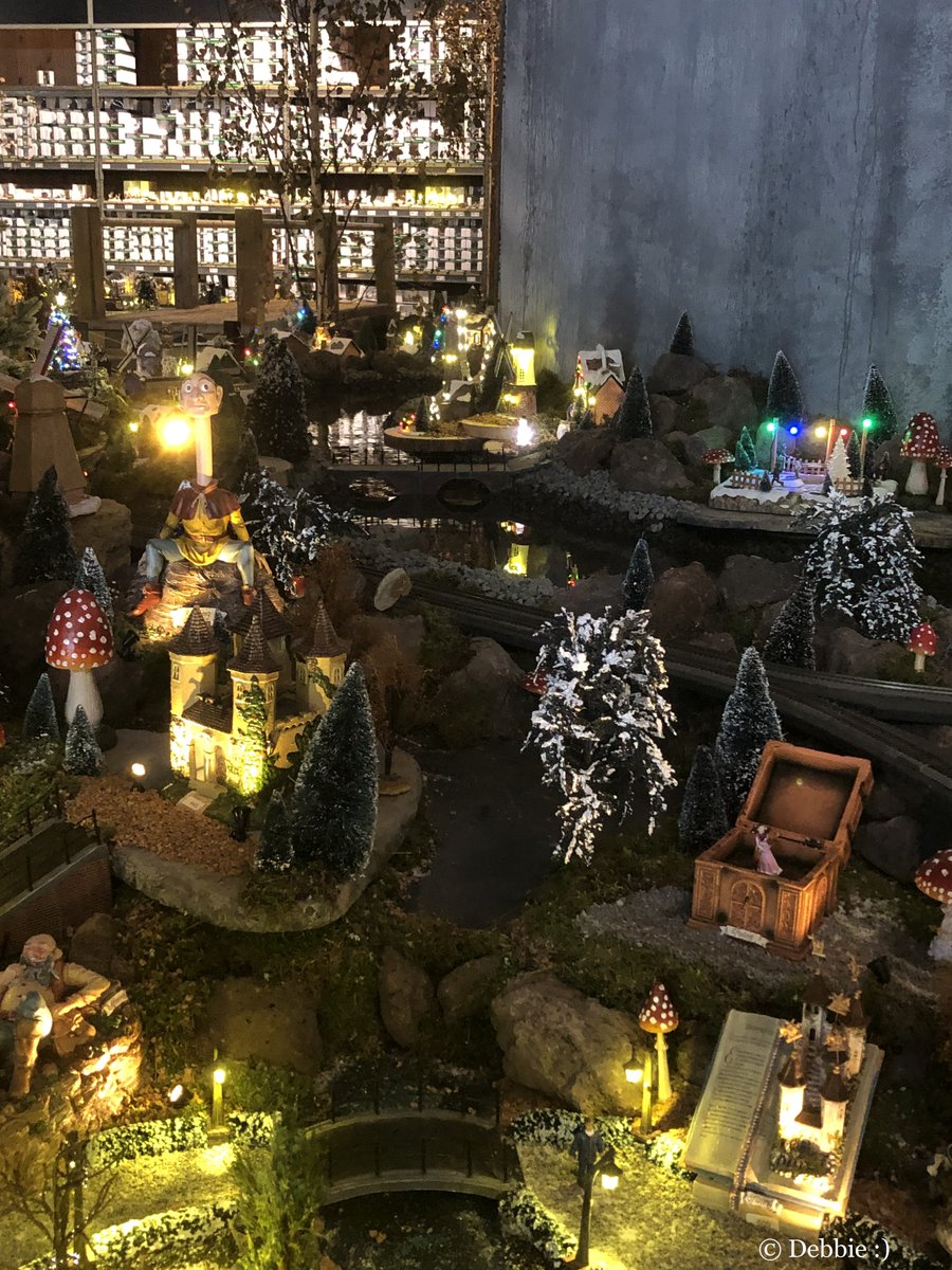 ✨‘a Bit of Light’ ✨

Vanmiddag ook nog even met ma
bij de Intratuin Duiven gekeken.

( * De Kerstshow opent vanaf morgen (helaas),
sfeer-impressie

#ABitOfLight 
#Efteling #Miniatuur #EftelDingen
#Christmas #Herfst #Winter
#Duiven #Intratuin #Magic
#EftelDingen #Verwondering