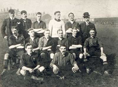 FootFacts_Fr's tweet photo. Anecdote :

En 1857, l'hiver met fin au cricket, mais le football entre en scène! ⚽️ Deux joueurs de cricket décident de passer au foot pour rester actifs pendant la saison froide. Résultat : le premier club de football de l'histoire est né. 🏴󠁧󠁢󠁥󠁮󠁧󠁿

#FootballOrigins https://t.co/q4zAW7nOeo