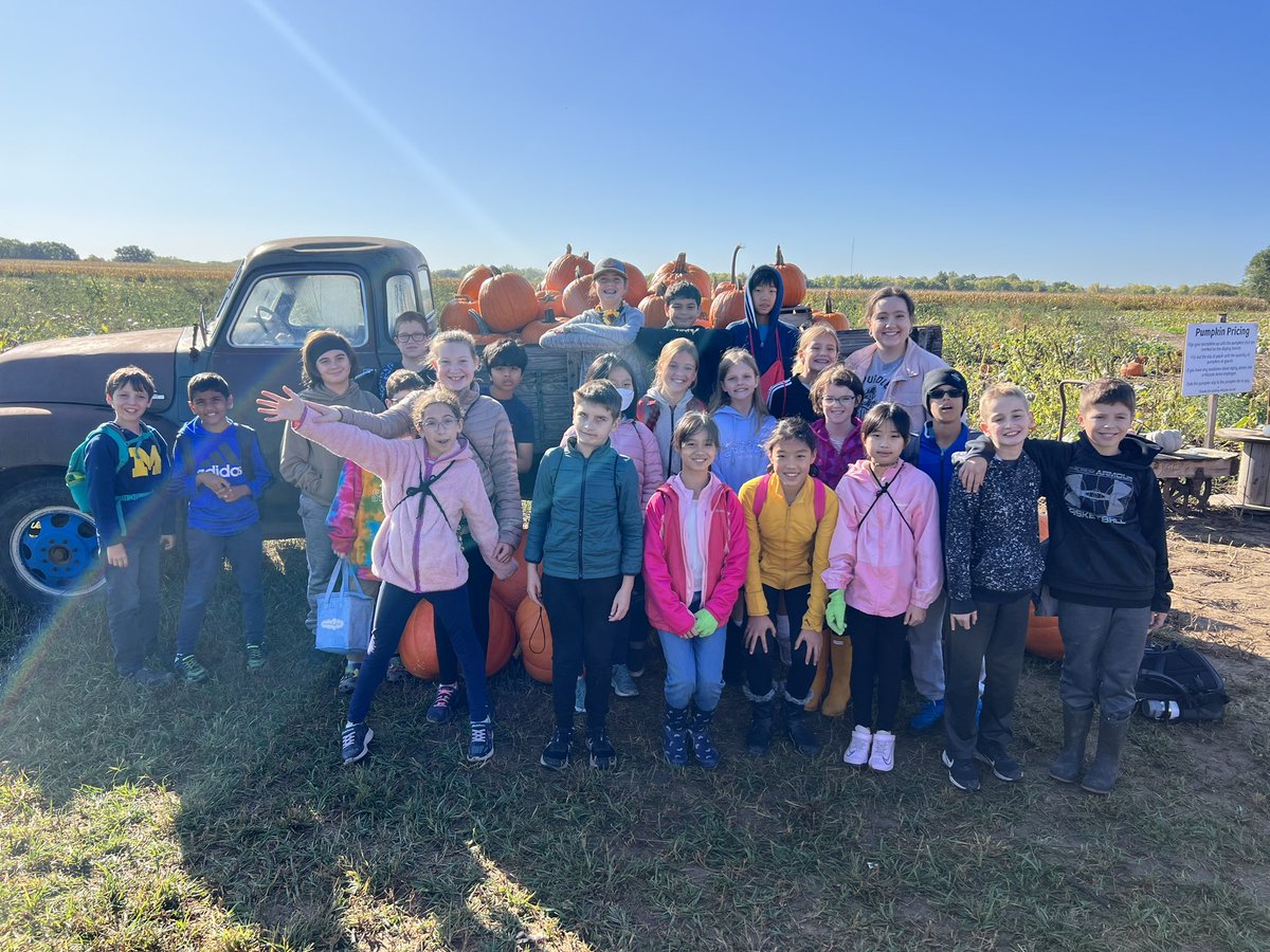 QualioStephanie's tweet photo. Our 5th graders took a trip to Hillside Acres today. Such a beautiful day! #thehallsweresilenttoday https://t.co/IxtBKqQOfG