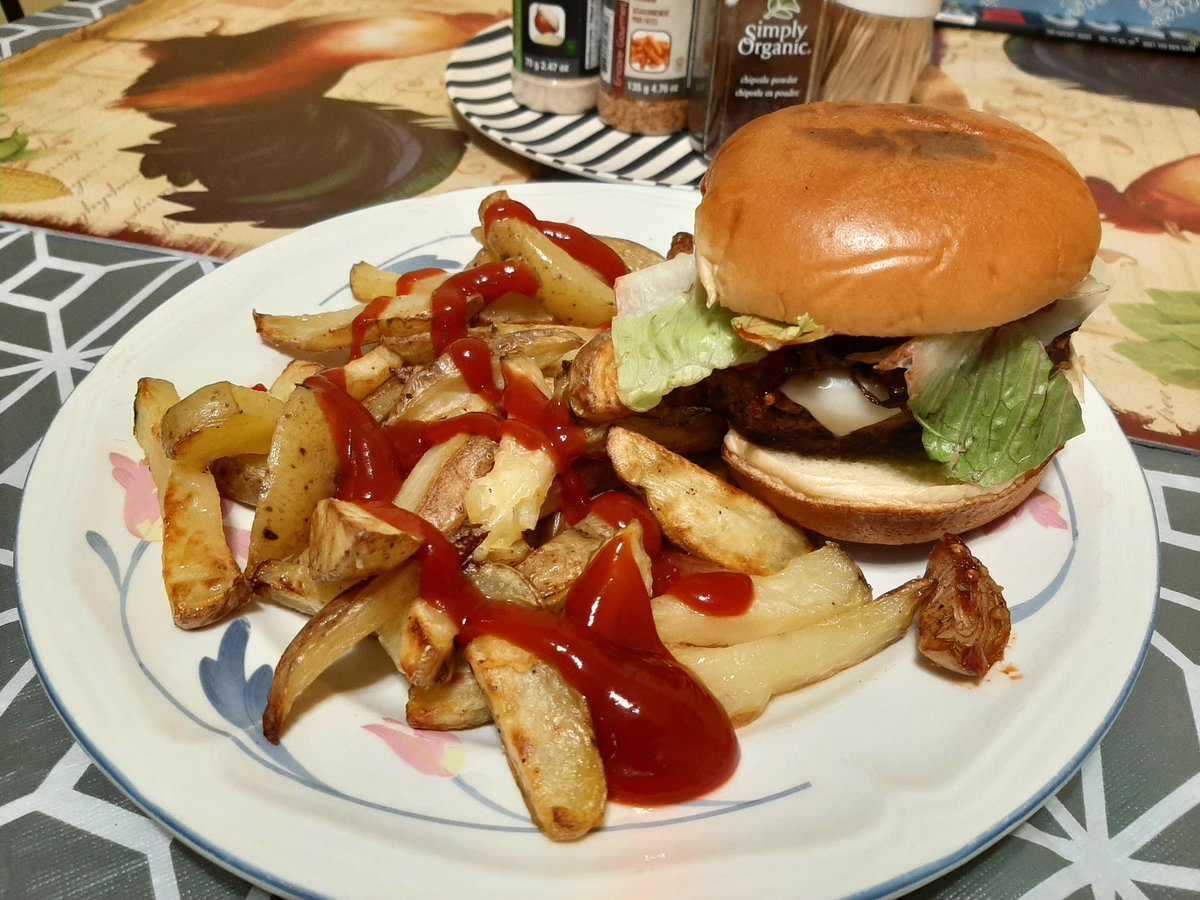 SteveDickerNL's tweet photo. PC Angus burger w/Swiss cheese and homemade fries for the suppertime win. #heyPC @PresChoice https://t.co/3WyhXkMV5b