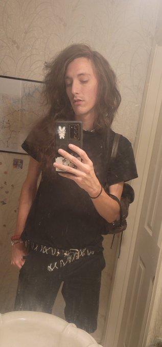 Wr love dirty mirror selfies before work 😇 https://t.co/ljSFvcMA3d