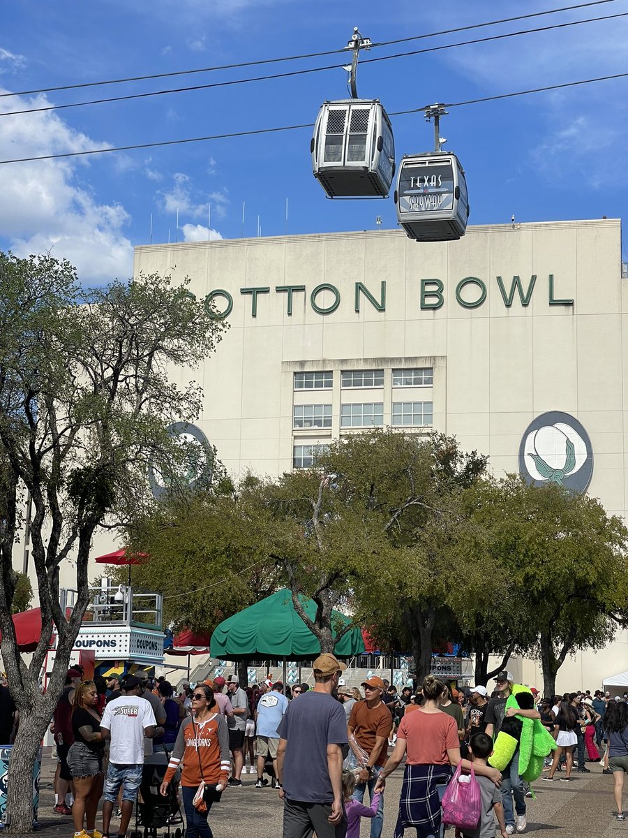 KSATMaryRom's tweet photo. The energy surrounding Cotton Bowl Stadium is immaculate. So much fun talking to fans, seeing how theyโre all getting ready for the #RedRiverRivarly โก๏ธ
@ksatnews | #OUvsUT https://t.co/fBKTQDiuSH