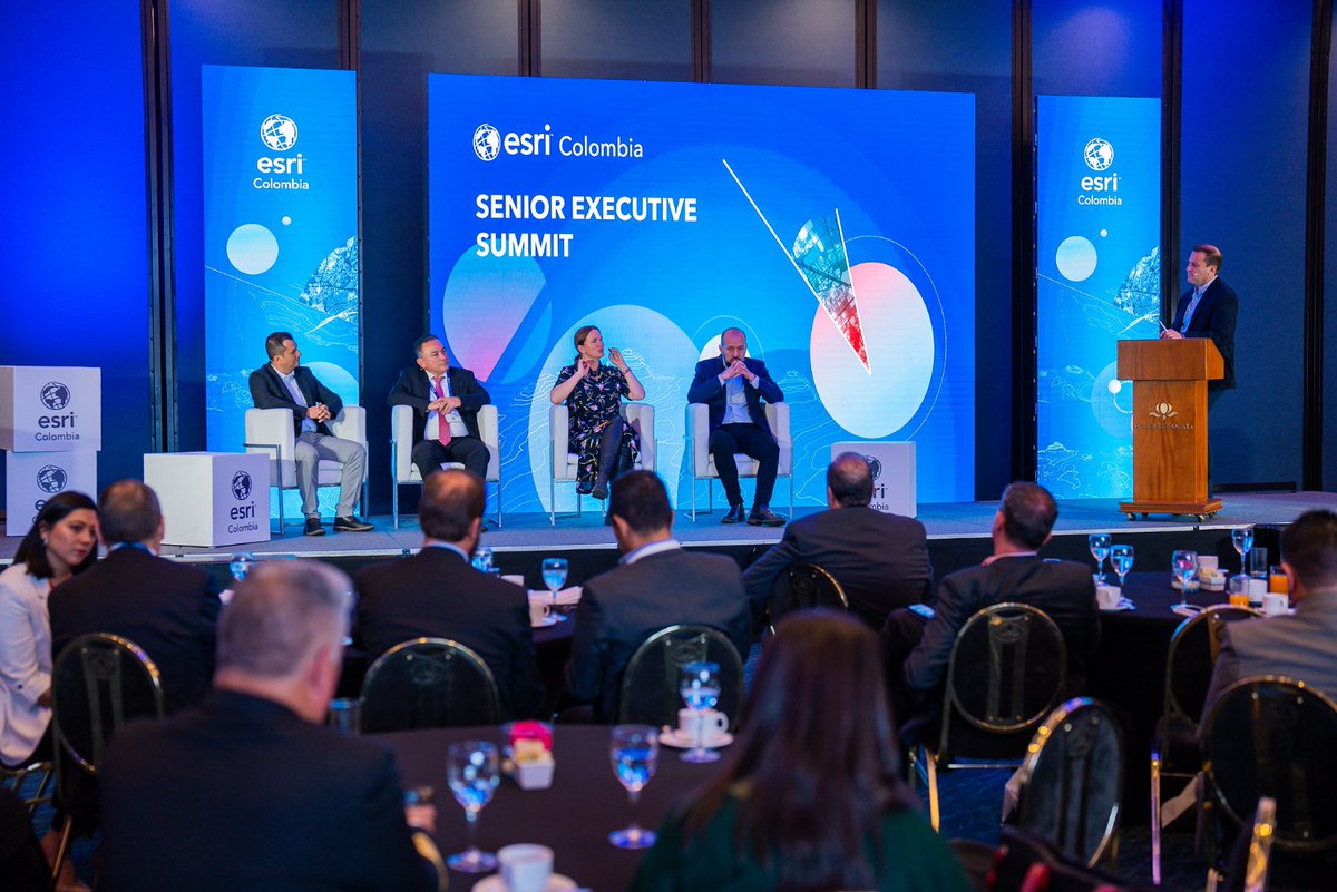 Supertransporte's tweet photo. El Delegado de Concesiones Hermes Castro y el Asesor de Tecnologías @jzcf, participaron en el "Senior Executive Summit 2023", con el innovador proceso de transformación digital, para el fortalecimiento de las funciones de supervisión de la Delegatura de Concesiones de la Entidad. https://t.co/XQMsANJxtg