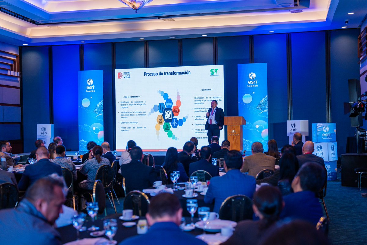 Supertransporte's tweet photo. El Delegado de Concesiones Hermes Castro y el Asesor de Tecnologías @jzcf, participaron en el "Senior Executive Summit 2023", con el innovador proceso de transformación digital, para el fortalecimiento de las funciones de supervisión de la Delegatura de Concesiones de la Entidad. https://t.co/XQMsANJxtg