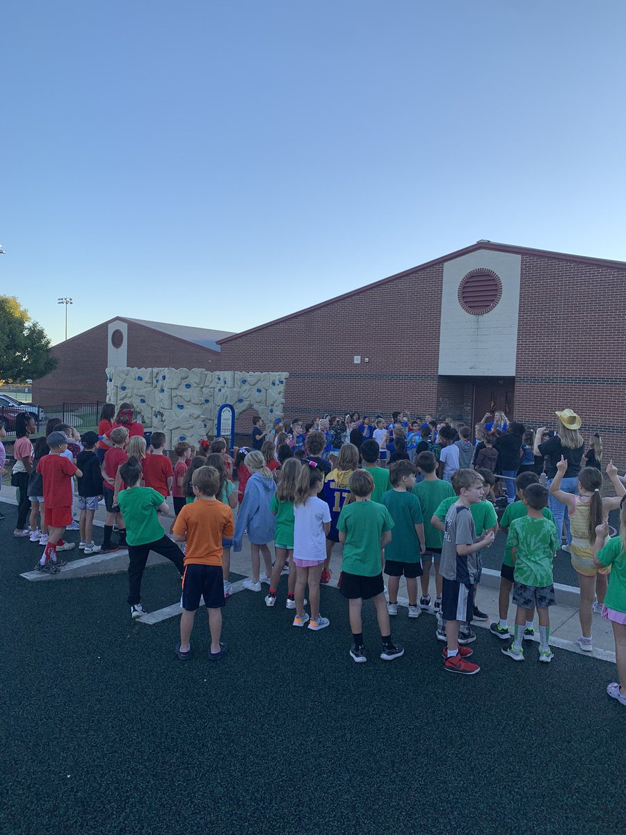 MsHoultsClass's tweet image. Showing our house spirit loud and proud before 8am this morning! Great way to kick off a Friday! 💚💙❤️🖤