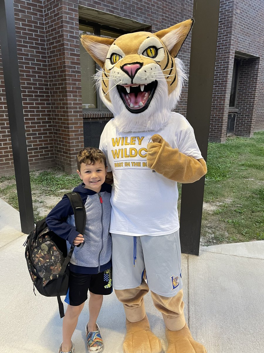 Hugs and High Fives are the best way to start your day! Thank you <a href="/lexingtonelemsc/">Lexington Elementary School</a> for having us!