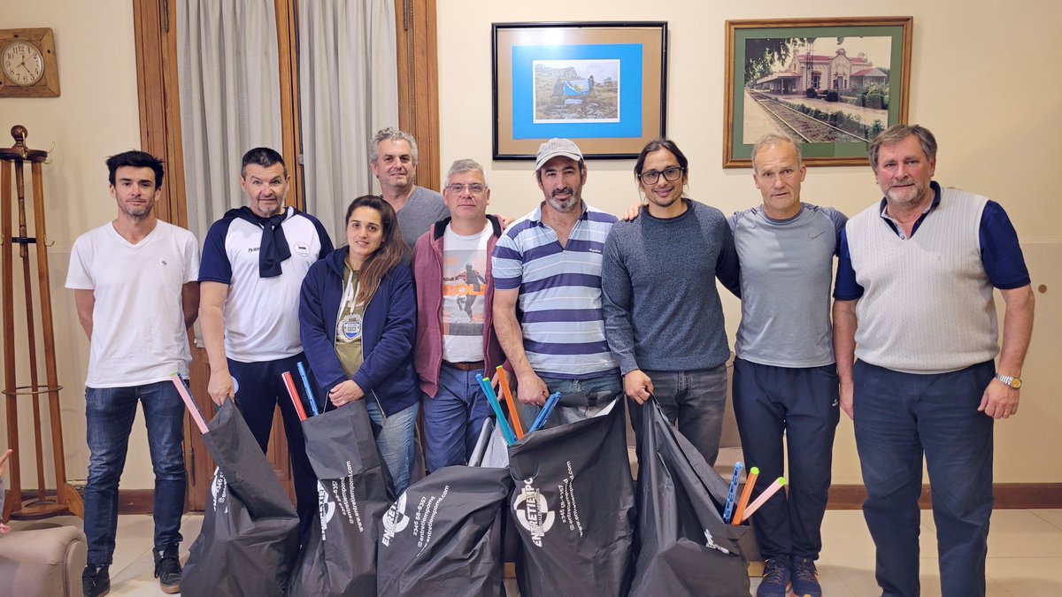 Hoy entregamos kits deportivos a clubes locales.