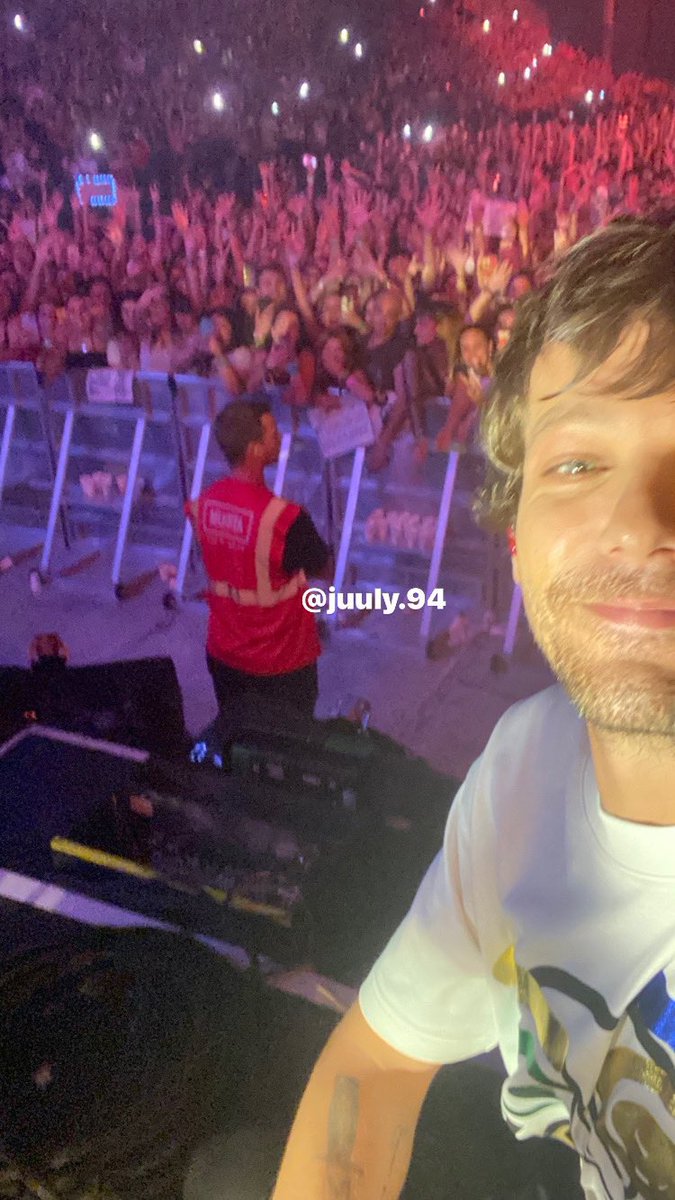 LSBRTourUpdate's tweet photo. 📸 | LINDO AMOR! Selfie de Louis no celular de uma fã! #FITFWTBarcelona 

© ollerjuly https://t.co/37P0ApJhnb
