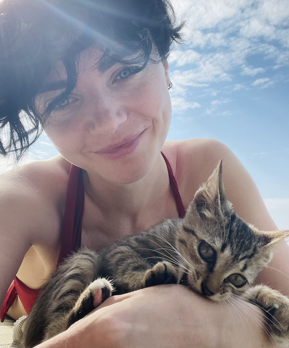 А еще до меня тут один парень на пляже докопался. Даже за жопу укусил!
(я хотела забрать его с собой но <a href="/effy_the_fire/">транскнязь</a>  запретила)