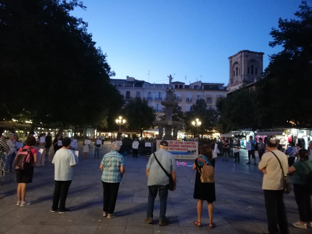 Esta tarde en el Círculo de Silencio en Granada ya hemos empezado a denunciar las medidas de este pacto de la vergüenza contra las personas migrantes. 60 personas.
