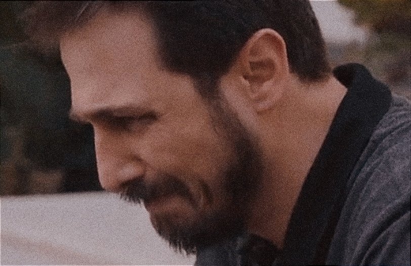 Rosachanceka's tweet photo. Mustafa ve Kıvılcım'ın kapının önünde çöküp ağlaması..
#Kızılcıkserbeti https://t.co/cuugR8M6np