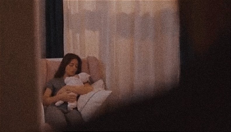 Rosachanceka's tweet photo. Mustafa ve Kıvılcım'ın kapının önünde çöküp ağlaması..
#Kızılcıkserbeti https://t.co/cuugR8M6np