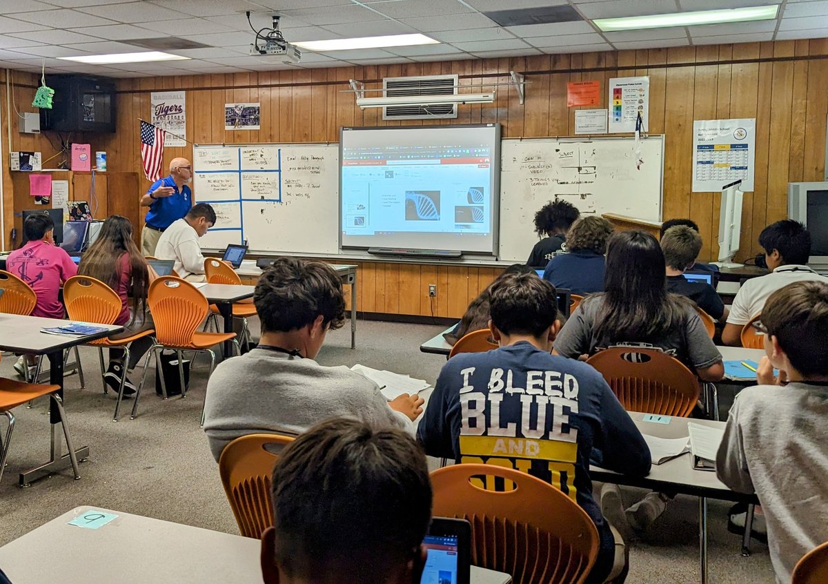 Brit2Digital's tweet image. Back in the classroom today, helping Coach Gonzales&apos; class @NimitzMiddle by showcasing Microsoft PowerPoint! 📚🎒🖥️ #Education #PowerPointSkills #ClassroomExperience #Modeling @TechECISD