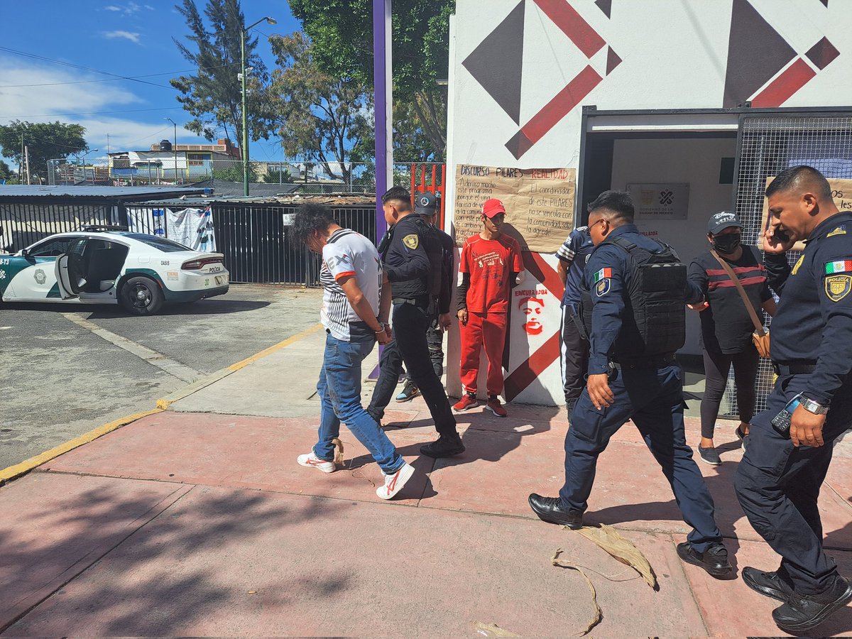 deabajoml's tweet photo. CDMX: Madres y padres de familia denuncian acoso, negligencia y encubrimiento en el Pilares Ejército Constitucionalista en Iztapalapa,  además de despidos injustificados y desproteccion de les usaries. La persona amarrada es señalada como responsable de acoso a niñes. https://t.co/U1QR1e6NHY