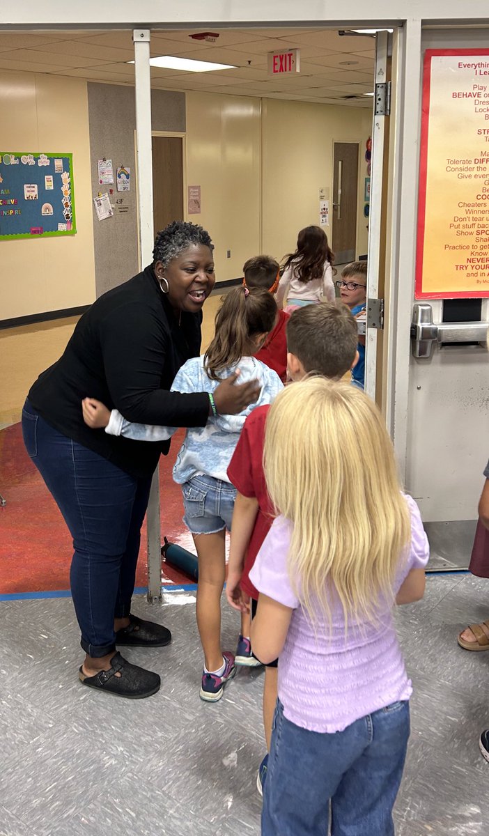 BluffsviewElem's tweet photo. Such an honor to have the Ms. Toya Reads Tour at Bluffsview today! Thank you @WorthingtonDEI and  @ChristyDeWees! Look 👀 I caught Corey Carter in front of the camera 📸 getting us ready! #itsworthit #worldkindnessday https://t.co/4qxWWRZX30