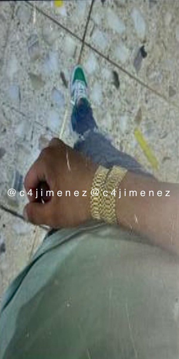 PRESUMIENDO LO ROBADO
Es Jonathan Hernández
Miembro de una banda q asalta a personas q salen del <a href="/AICM_mx/">Aeropuerto Internacional Benito Juárez CDMX</a> 
Así se luce con cadenas, relojes…  q se roba.
Agentes de <a href="/SSC_CDMX/">SSC CDMX</a> lo detuvieron ayer.
Si lo reconoces denúncielo en <a href="/FiscaliaCDMX/">Fiscalía CDMX</a> para q no regrese a las calles.