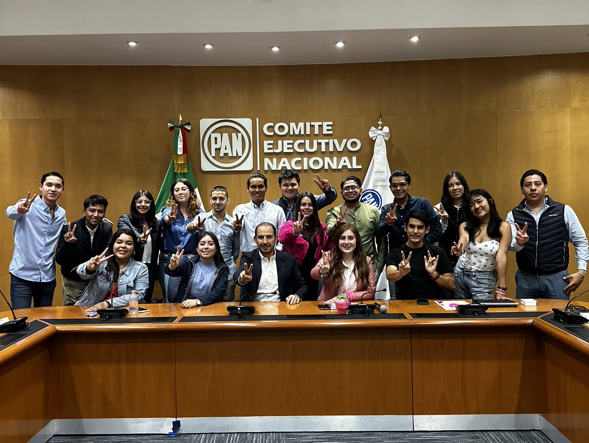 Los jóvenes de Acción Juvenil ¡𝐄𝐒𝐓𝐀𝐌𝐎𝐒 𝐋𝐈𝐒𝐓𝐎𝐒! 🔵
Orgullosos representantes en esta edición 2023 del Parlamento Juvenil del Senado de la República. 🇲🇽