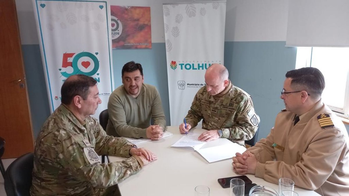 MinDefensa_Ar's tweet photo. #TierraDelFuego | Avanza la instalación de la primera guarnición militar conjunta en #Tolhuin.

El Municipio otorgó al @Ejercito_Arg un predio de 3211 m2 para la creación de dicha unidad en una zona estratégica del Atlántico Sur.
 
🔗https://t.co/sa4y4XBjsm https://t.co/c3BUR7gpgm