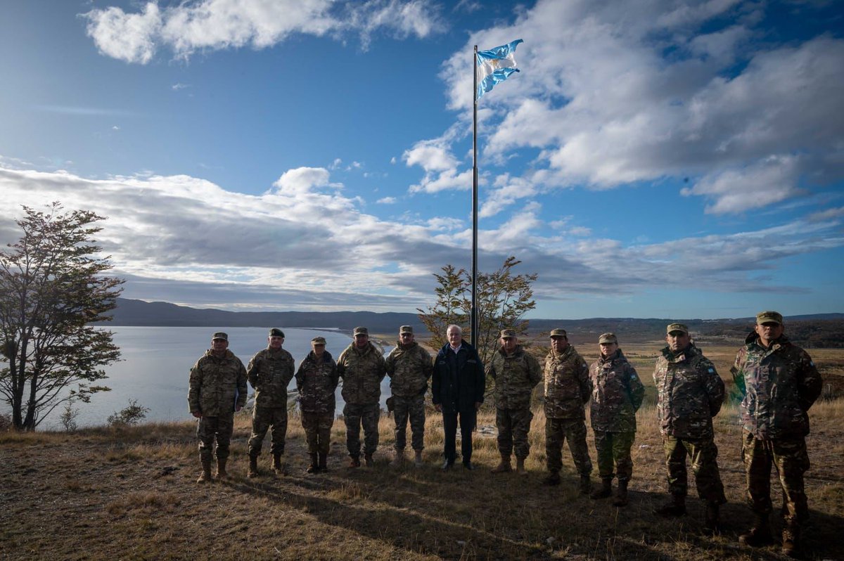 MinDefensa_Ar's tweet photo. #TierraDelFuego | Avanza la instalación de la primera guarnición militar conjunta en #Tolhuin.

El Municipio otorgó al @Ejercito_Arg un predio de 3211 m2 para la creación de dicha unidad en una zona estratégica del Atlántico Sur.
 
🔗https://t.co/sa4y4XBjsm https://t.co/c3BUR7gpgm
