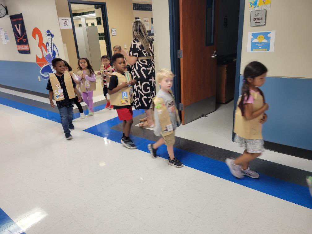 Dooley2nd's tweet photo. Alphabet parade by our awesome Kindergartners! 
#LevelUpPlanoISD
#DooleyGameOn https://t.co/4gnEyWsXWo