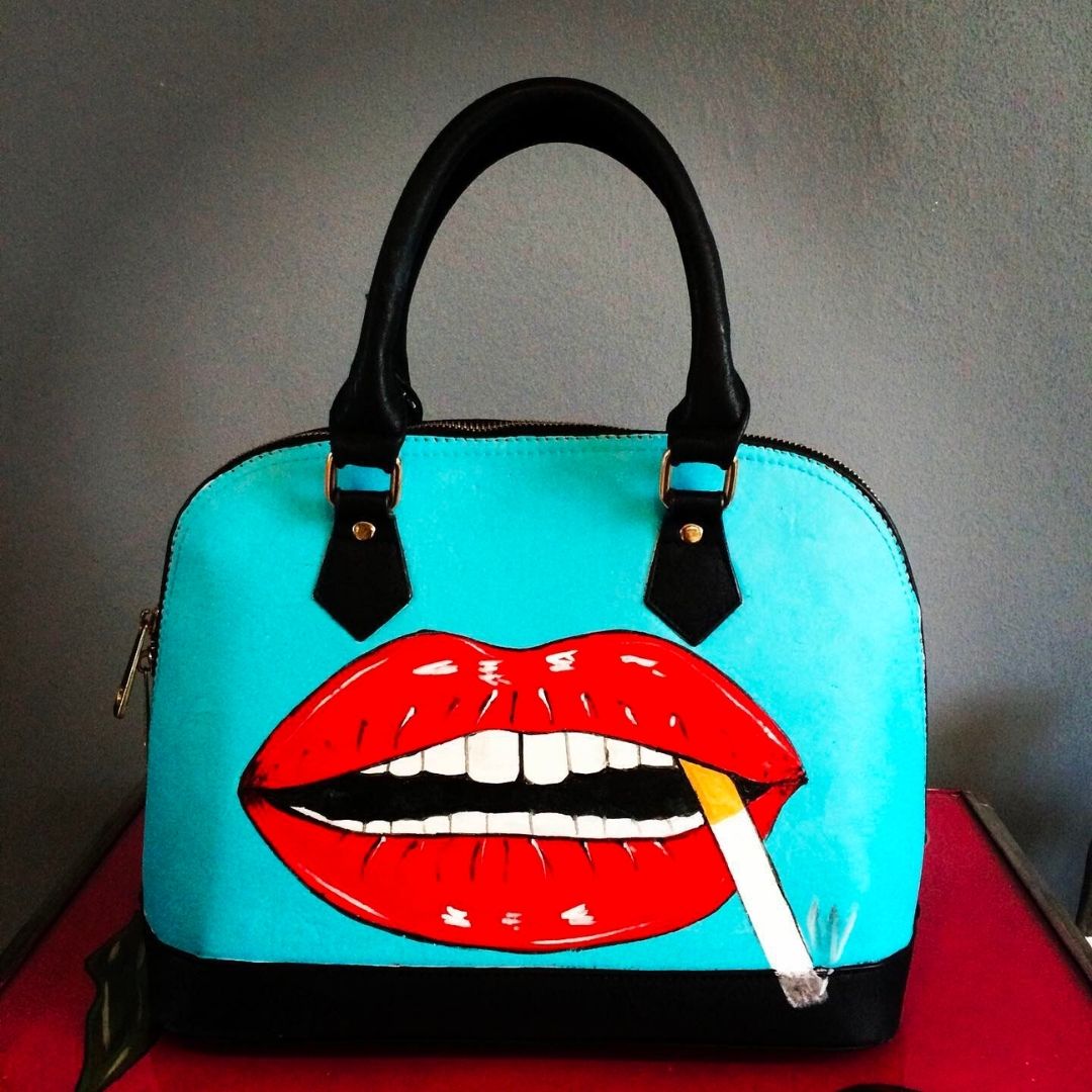 herbiehare's tweet photo. Ensuring my customers are always travelling in style 💋  

Check out more here: https://t.co/mxJtPuQST8

#herbiehare #artist #nottingham #nottinghamartist #art #sculpture #handbag #bag https://t.co/ZhYrDYrc0h