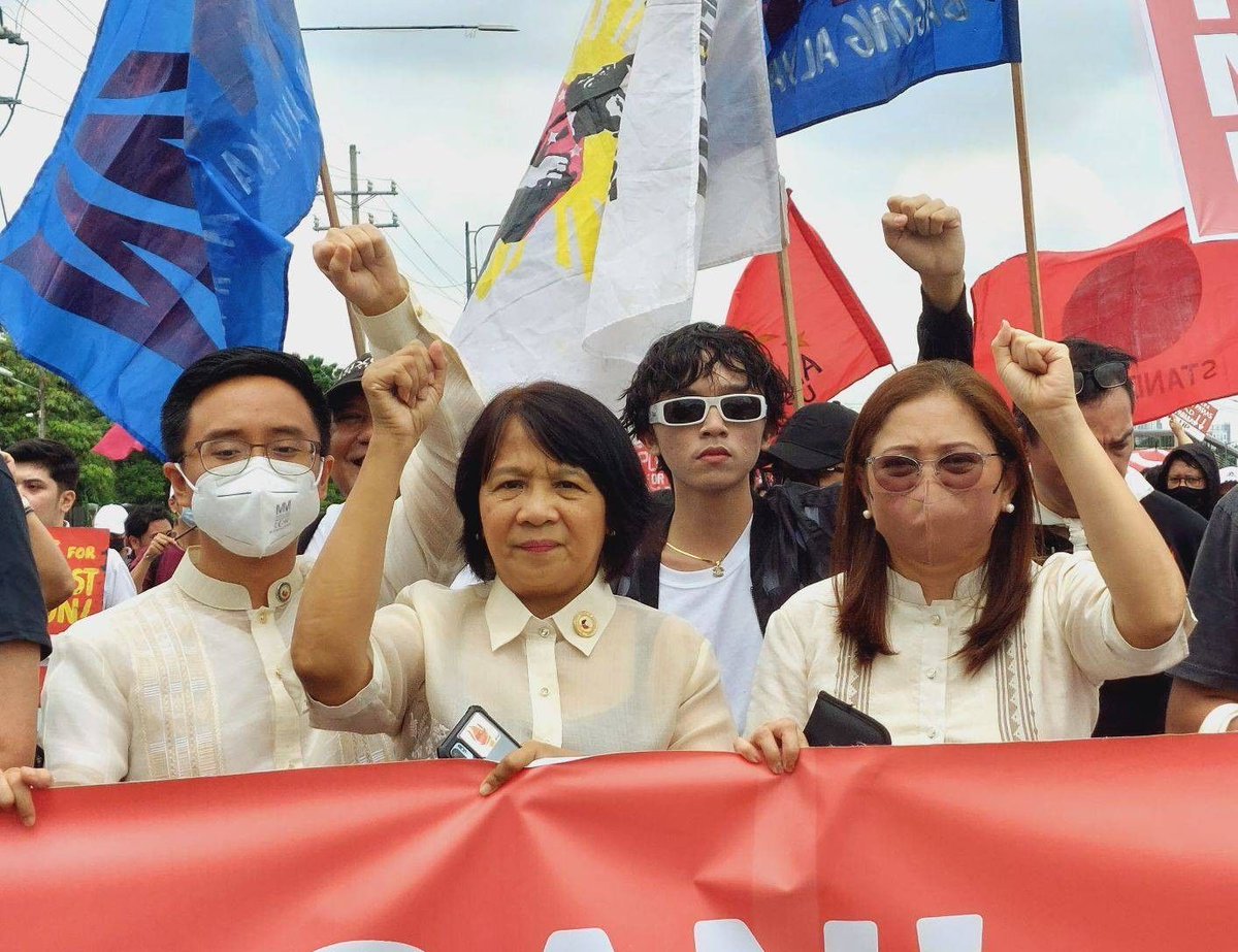 LIBERAL CPP-NPA TERRORIST NA NAGPAKADALUBHASA SA LAHAT NG URI NG KASINUNGALINGAN.. NA MAY PINAGANDANG KATAWAGAN NINA JOMA AT SATUR OCAMPO NA "STORYLINES"

PINAPANGATAWANAN NA NG MGA KAKAMPINK AT ALYADO NITONG MGA NPA-TERRORIST ANG COMMOWEALTH TRAFFIC INCIDENT KAHIT FAKE NEWS ITO.