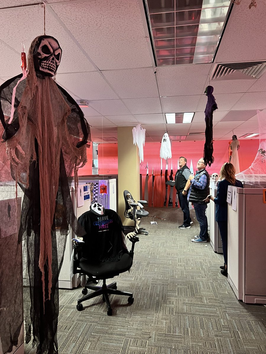“Customer Service so good they would die for you” in Cape Girardeau! Awesome job with all the theme decorations and earning a celebration from Jake Meyer. Way to go Broadband Acquisition! #SCFW2023 #LifeAtATT #centerops <a href="/KSSchub/">Kathy Schubert</a> <a href="/Cape2Strong/">CAPE’D CRUSADERS</a> <a href="/WeRtheNAC/">National Acquisition Centers</a>