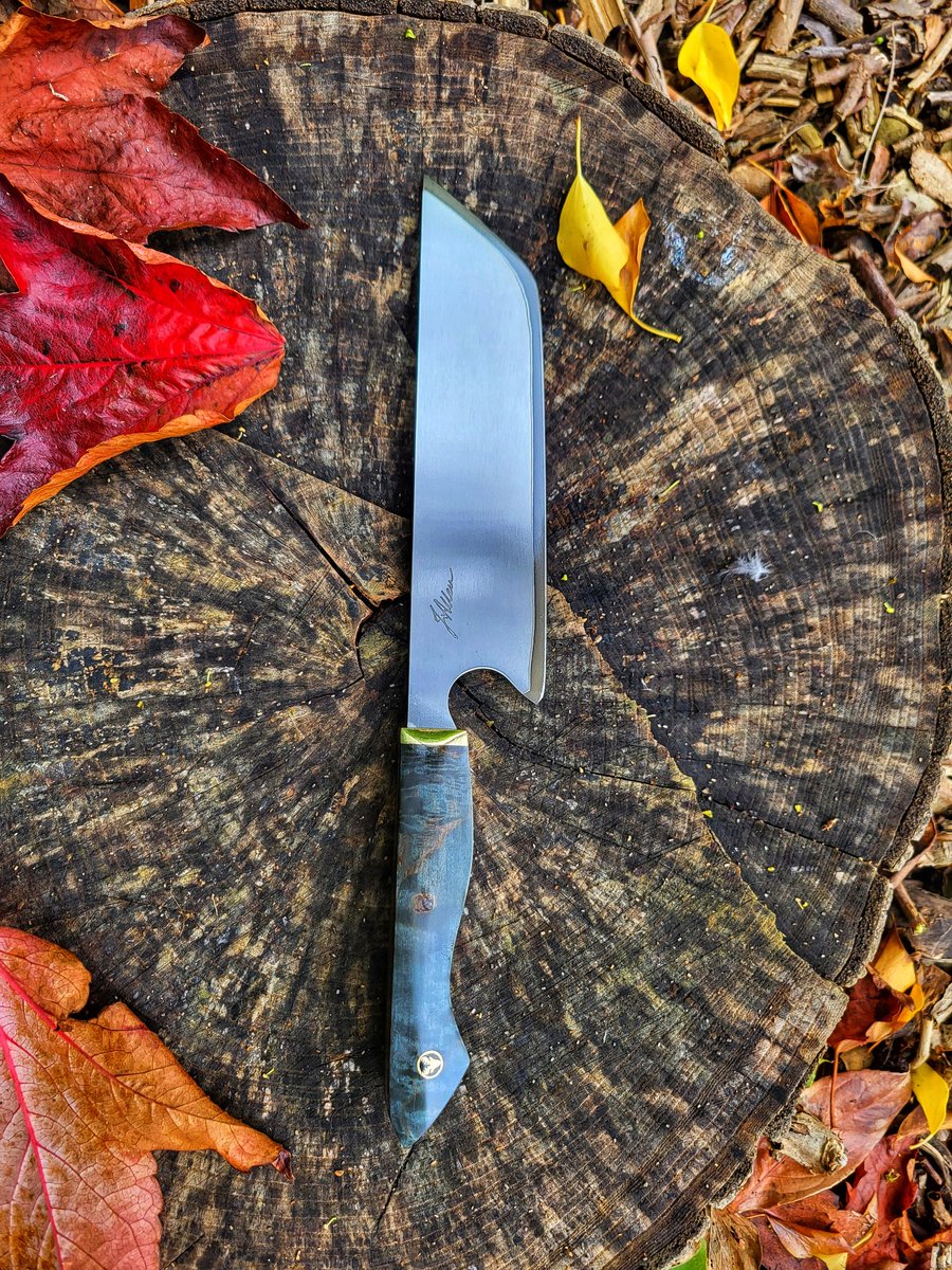 Bespokeknives's tweet photo. Last two of this batch that are left, I put them up on the website today if anyone's interested, ones a nakiri, stainless jacket high carbon core steel with nickel between the layers, stabilised burl scales, the others a barbecue sword 😂 details in my previous post
#chefknives https://t.co/hMBpZYZ91h