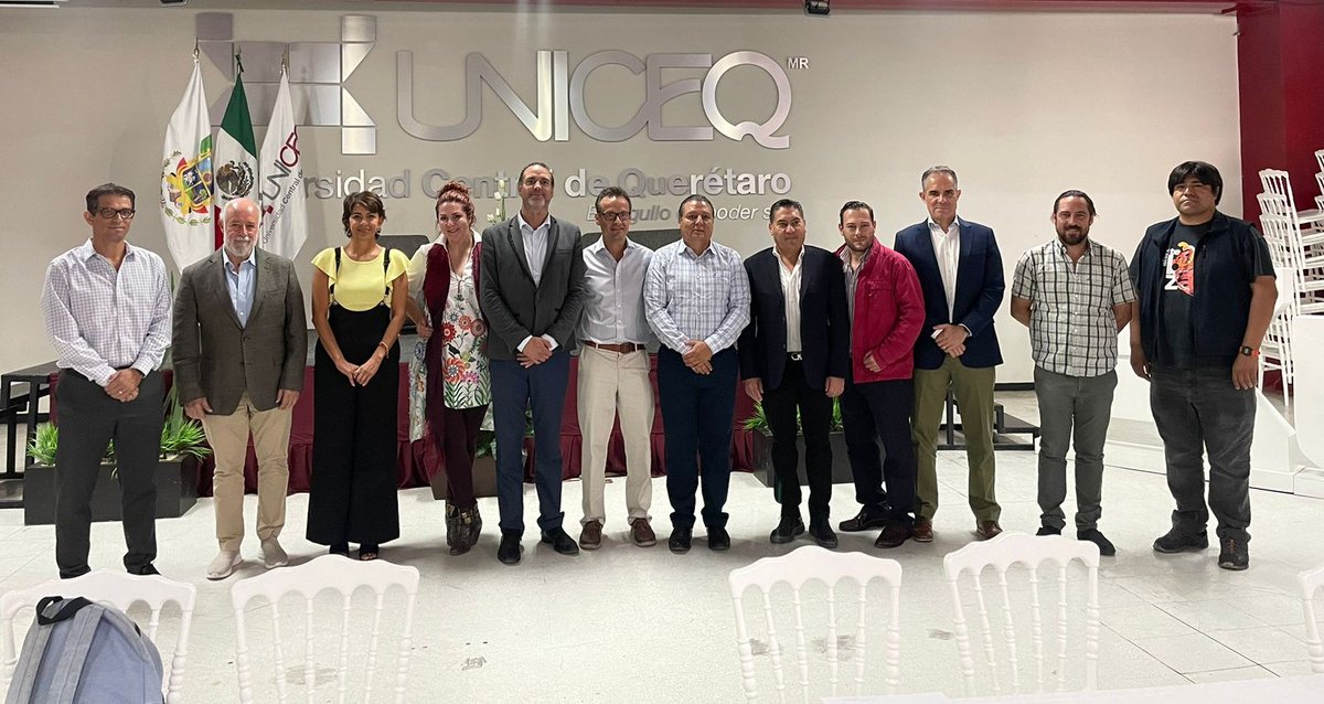 El titular de la CMER, Pedro Paredes Reséndiz, encabezó la primera sesión ordinaria del pleno del Consejo de Participación Ciudadana Temático de Mejora Regulatoria, evento en el que presentó los logros, resultados y avances en materia 

#Contigo llevamos la Mejora Regulatoria